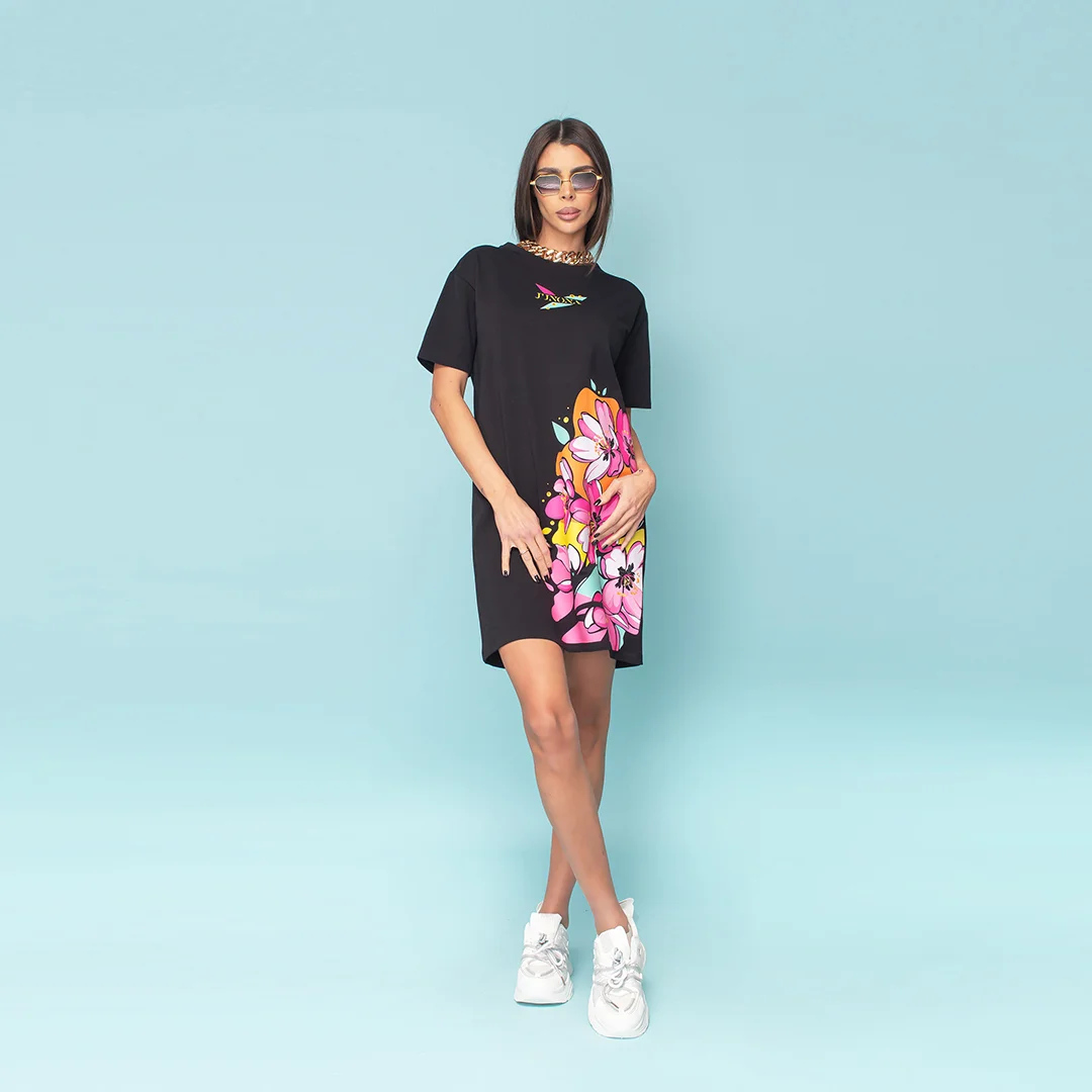 Рокля с контрастен принт