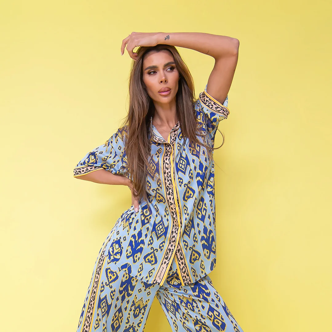 Риза в контрастен десен