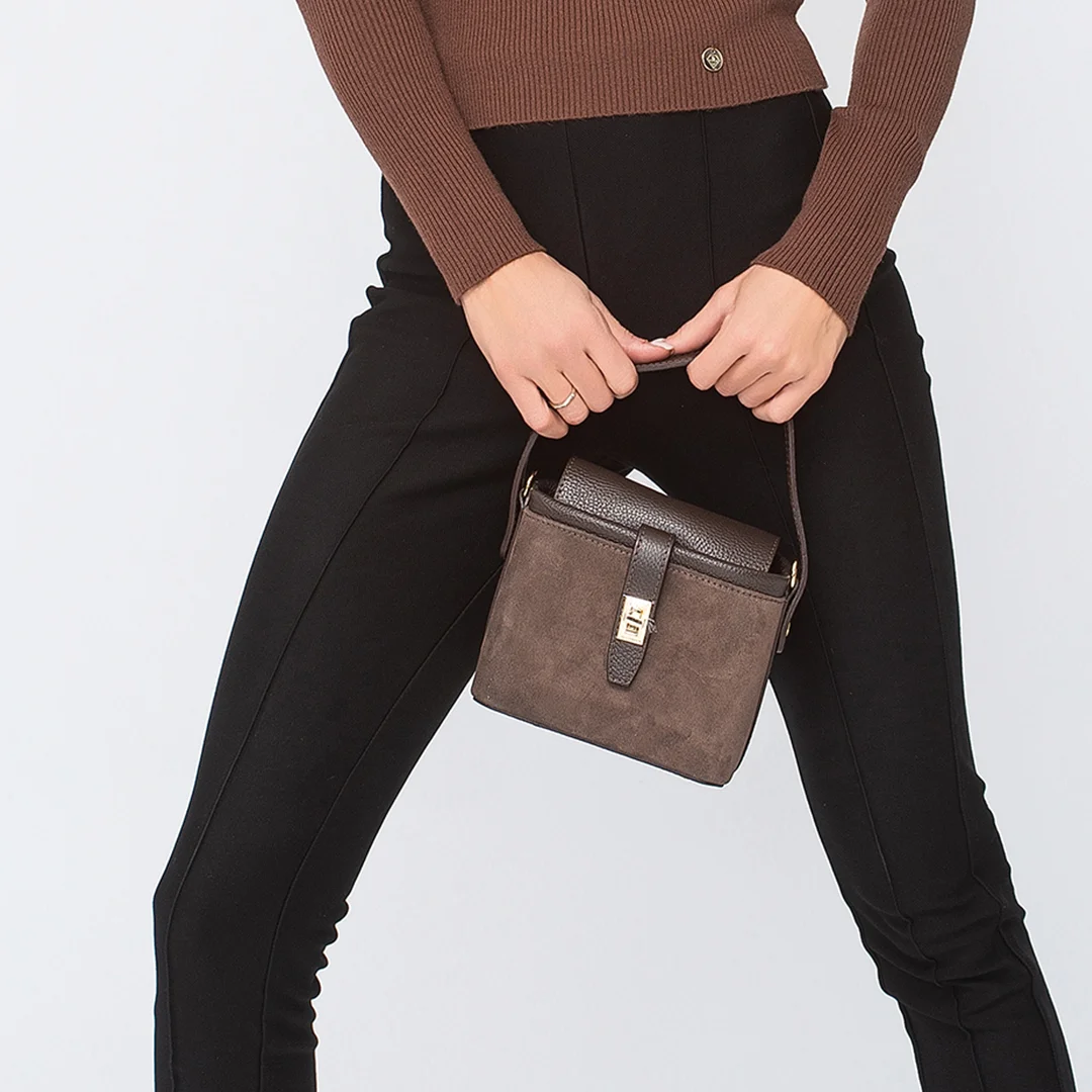 Дамска чанта от велур и кожа